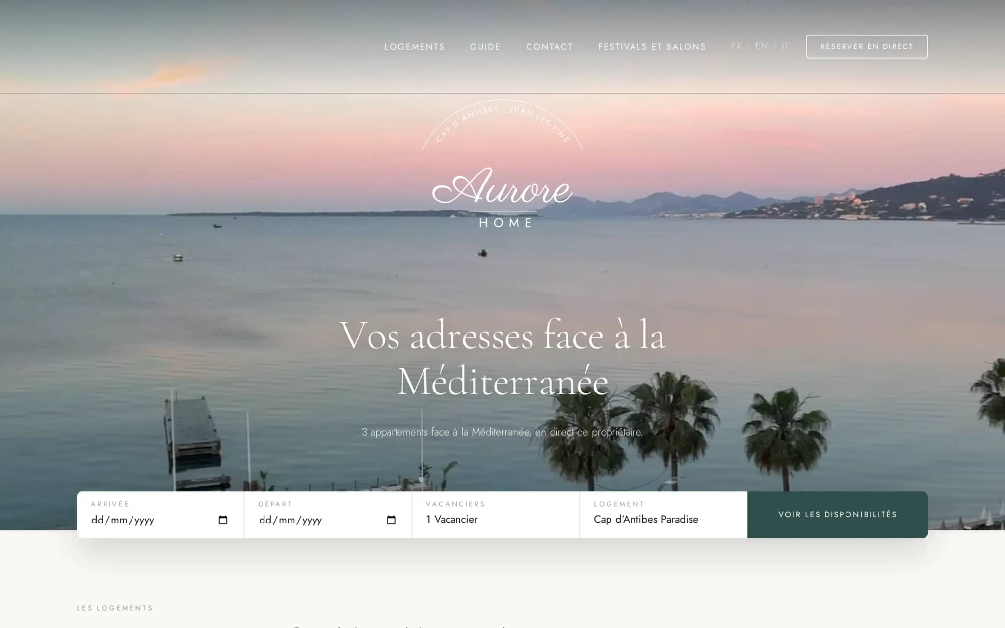 Page d’accueil d’aurorehome.fr sur ordinateur : la mer au coucher du soleil et le module de réservation